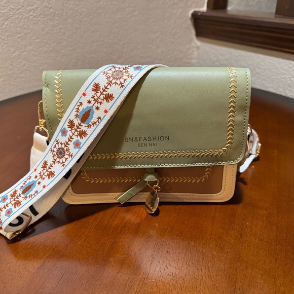 Green and Cream Crossbody Bag with Structured Design - Picture 2 of 3
